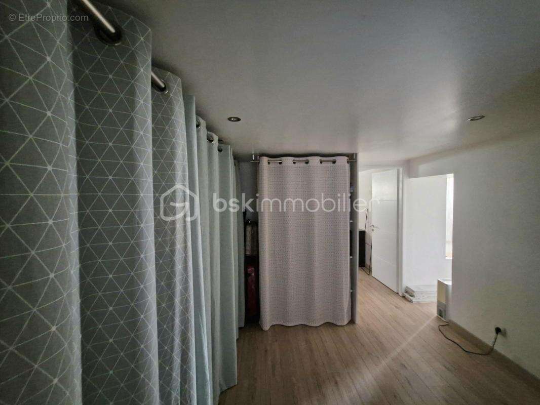 Maison familiale, ou bureaux, 8 pièces, lumineuse, au calme – Avec piscine, jardin, terrasses, grand espace de vie, grand parkin - photo 11