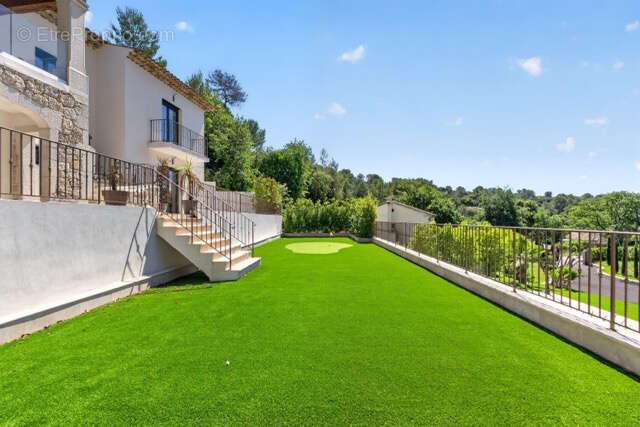 Maison à ROQUEFORT-LES-PINS
