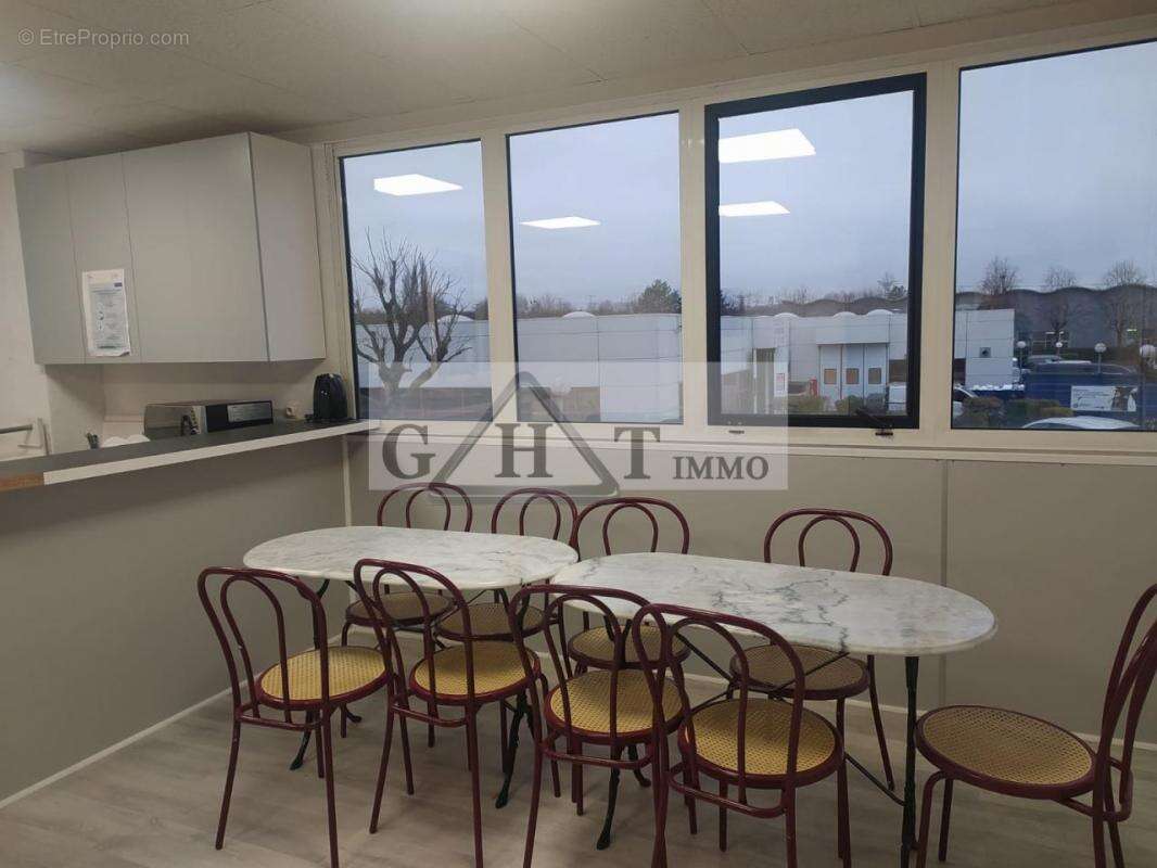 Commerce à SAINT-THIBAULT-DES-VIGNES