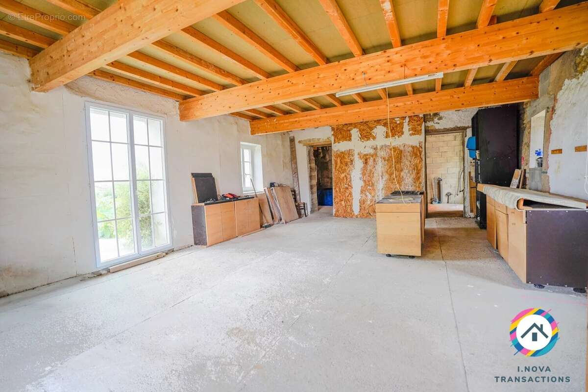 Charme, volume et vue campagne. Ancienne grange en pierre de 160m² - photo 11