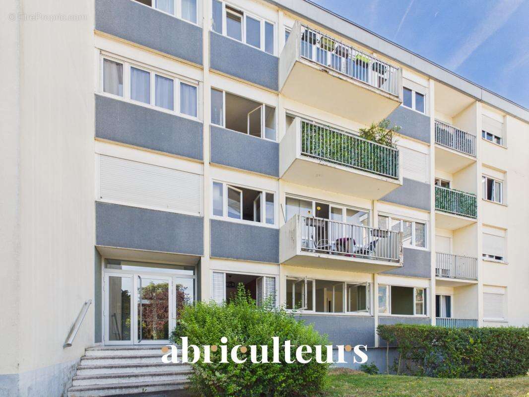 Appartement traversant avec loggia, parking et cave en vente au Plessis-Bouchard 95130 - photo 5