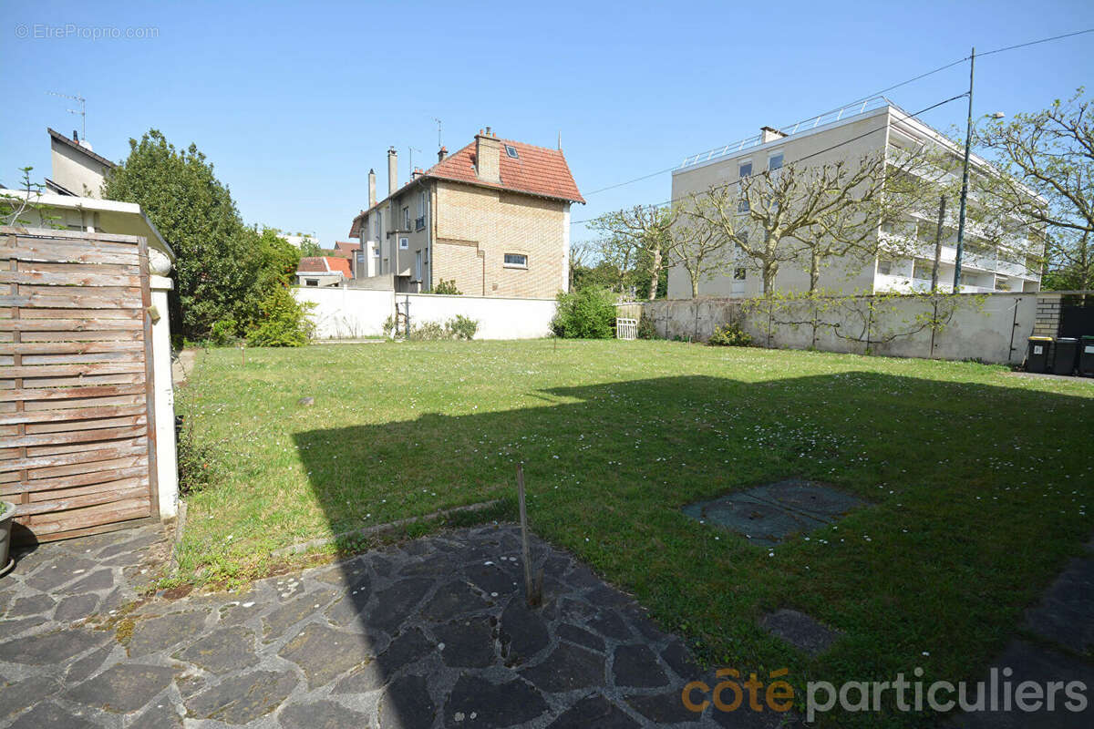 Terrain à SAINT-MAUR-DES-FOSSES