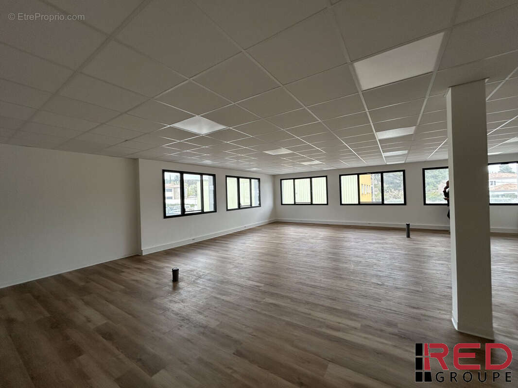 Commerce 99 m² à Eguilles  - photo 2