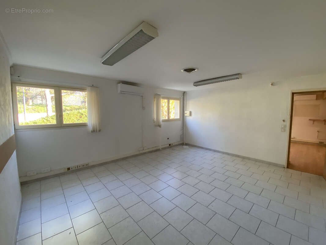 Commerce à ROQUEBRUNE-SUR-ARGENS