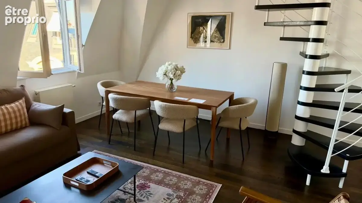 Exclusivité - Neuilly Mairie - Dernier étage - Appartement duplex deux chambres en parfait état - Vue dégagée - photo 4