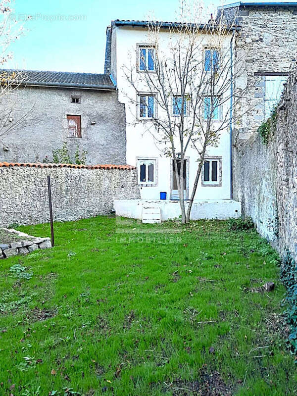 Autre à SAINT-PIERRE-DU-CHAMP
