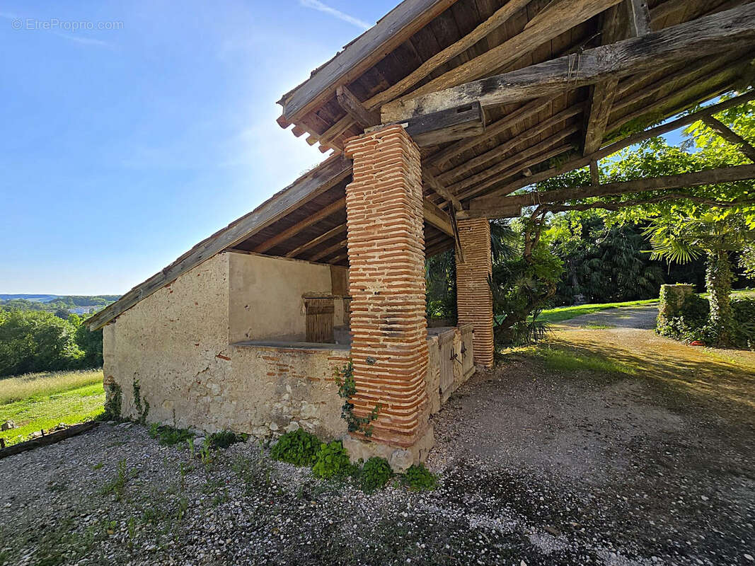 Rare - Délicieuse propriété 1,9 hectare maison rénovée et nombreuses dépendances - photo 7