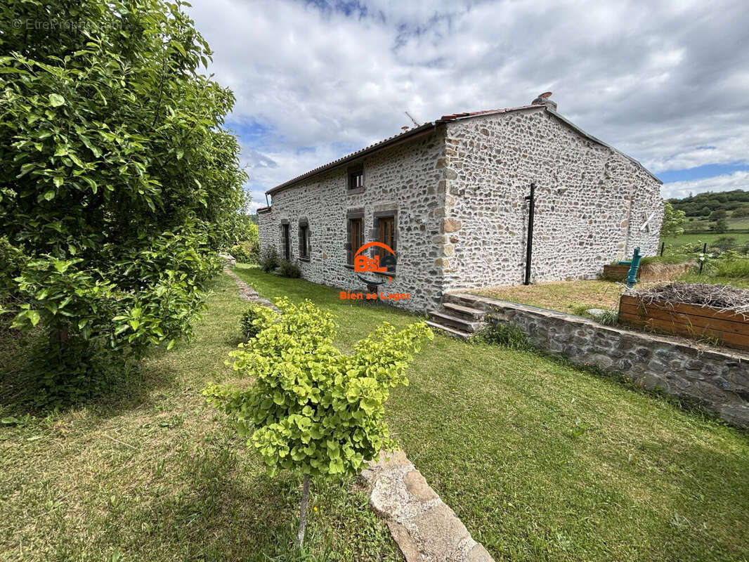 VENTE MAISON CARACTERE RENOVEE 4 CHAMBRES TERRAIN AGENCE BSLE BIEN SE LOGER ENSEMBLE PONT DU CHATEAU  - Maison à ROMAGNAT
