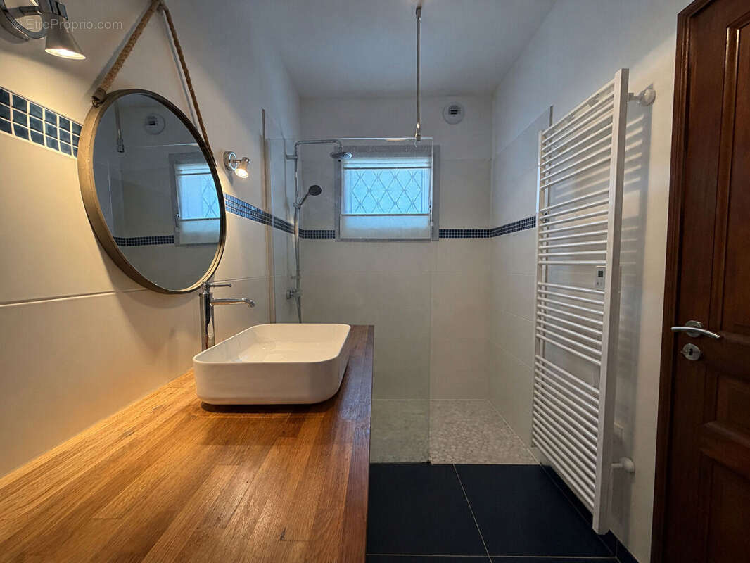 EMPLACEMENT PRIVILÉGIÉ - Maison chaleureuse de 115 m² avec terrasses - photo 6