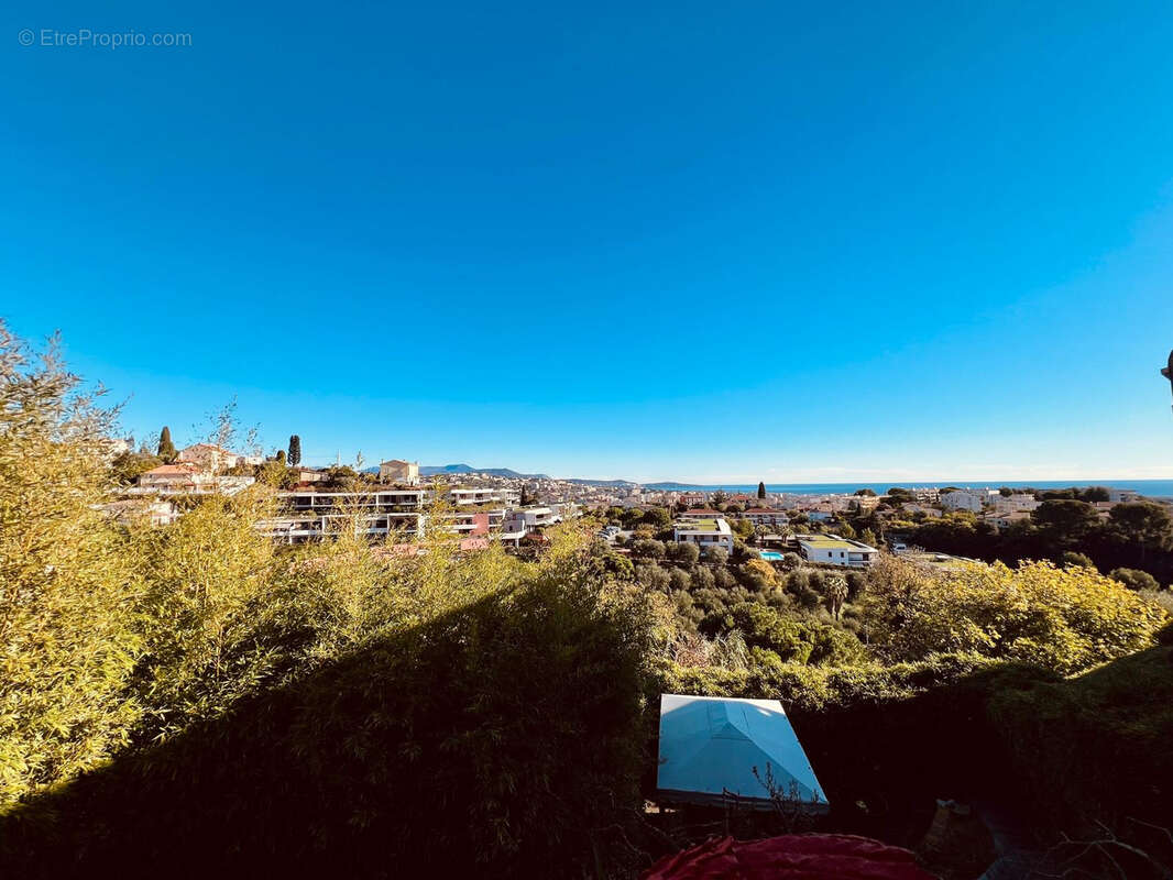 Appartement à SAINT-LAURENT-DU-VAR