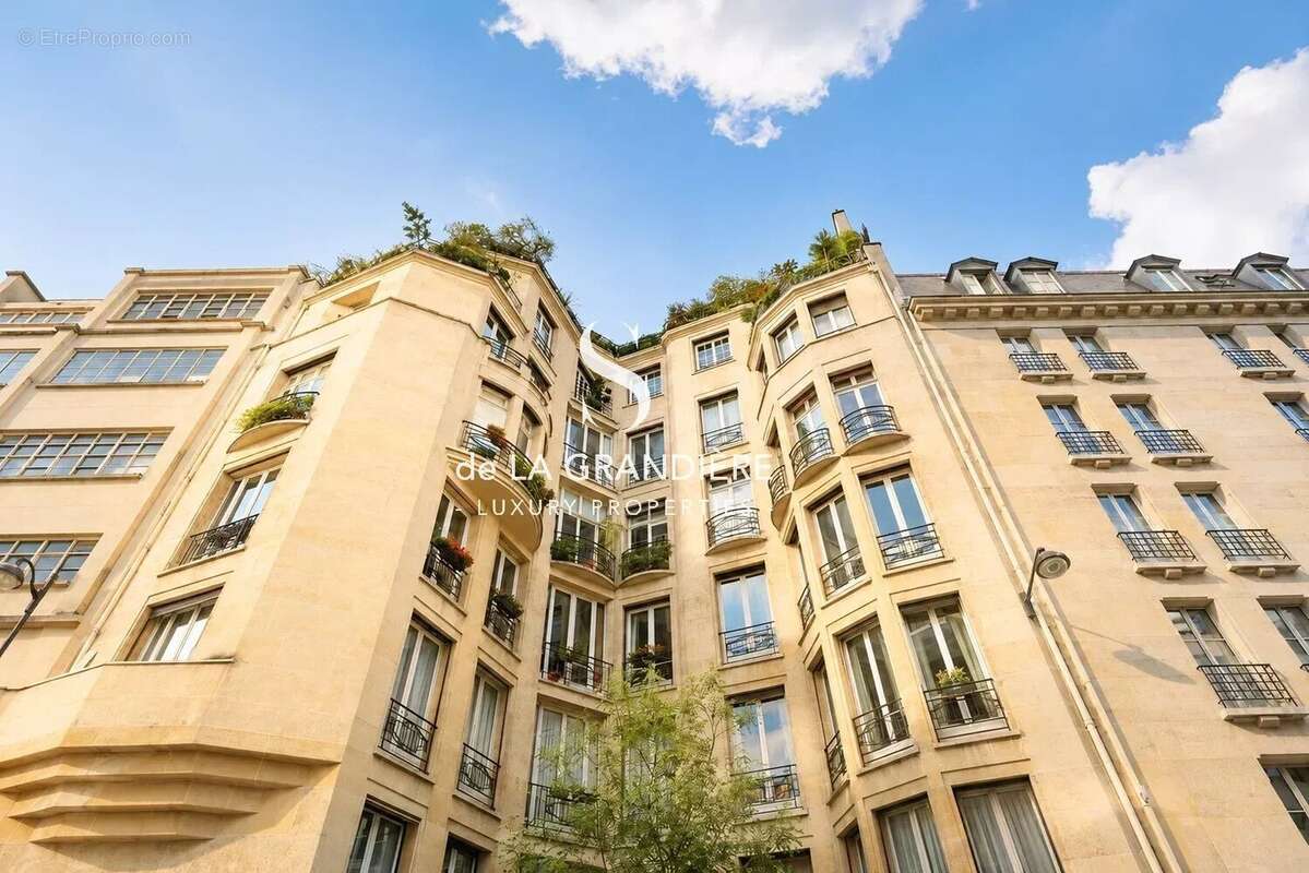 Appartement à PARIS-16E