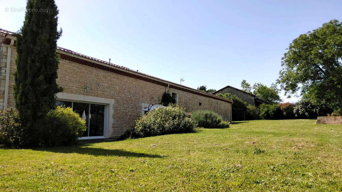 Magnifique Longère en Pierre, Maison d’Amis, Piscine, Vaste Grange, Vue Imprenable, Près d'Angoulême - photo 7