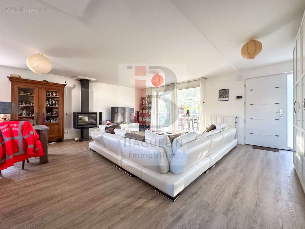 Maison à SAINT-LAURENT-DE-LA-PREE