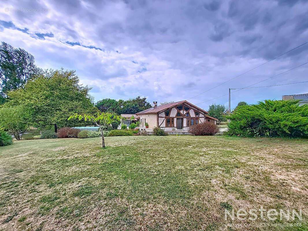 A Vendre Maison en pierre rénovée de 318 m² avec dépendances et point d'eau sur deux hectares - photo 18