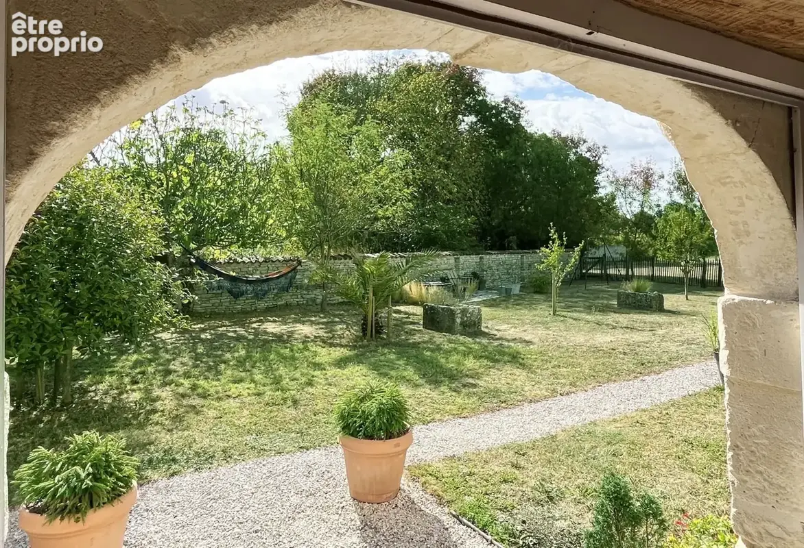 Maison à vendre 7 pièces avec dépendance sur terrain de 1140 m² AUMAGNE (17) - photo 3