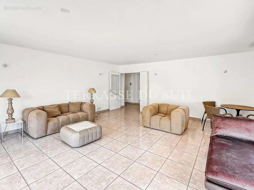 Vente Appartement 4 Pièces, 95 m2 avec 390 m2 de Terrasse et Jardin, Garage - Quartier La Plage - Marseille 8 - photo 7