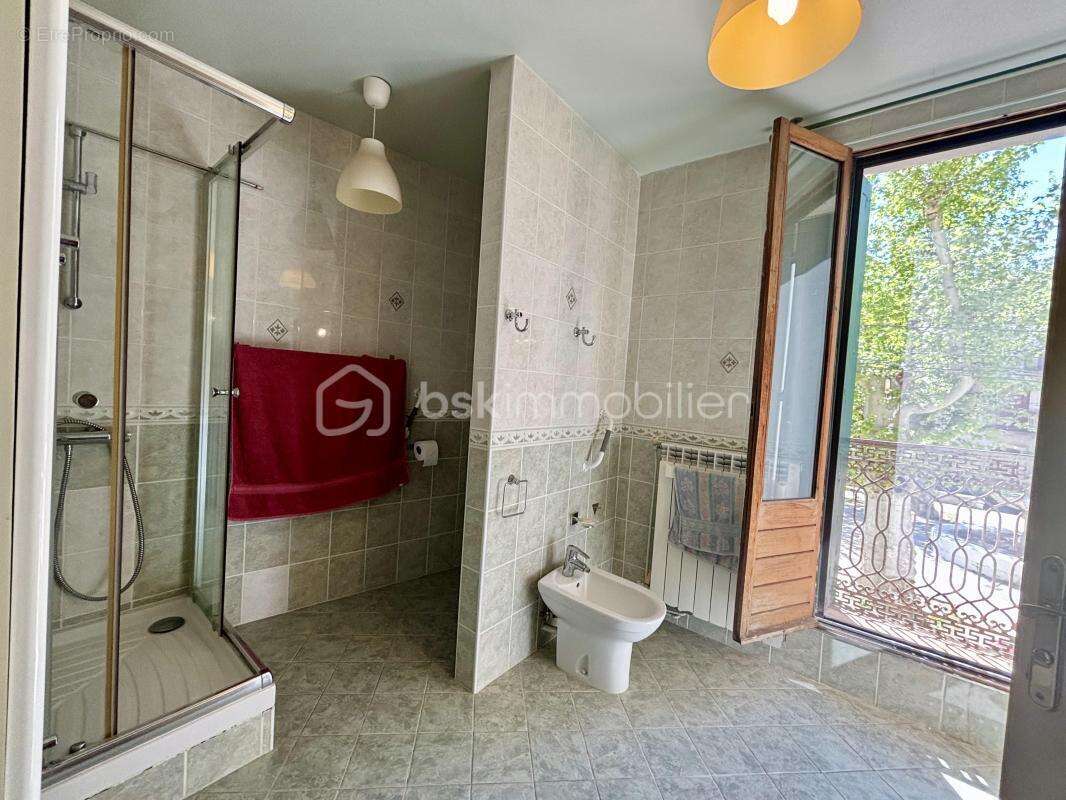 Maison de village de caractère – 210 m², fort potentiel, garage et dépendances - photo 6