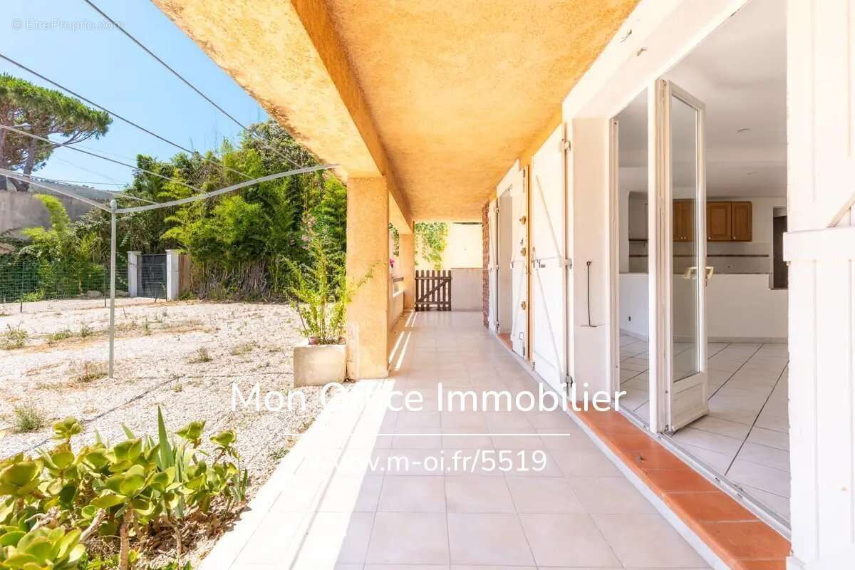 Référence : 5519-MCO - Exclusivité appartement 3 pièces en Rez de jardin +2 places de parking privatives  à La Ciotat (13600) av - photo 9