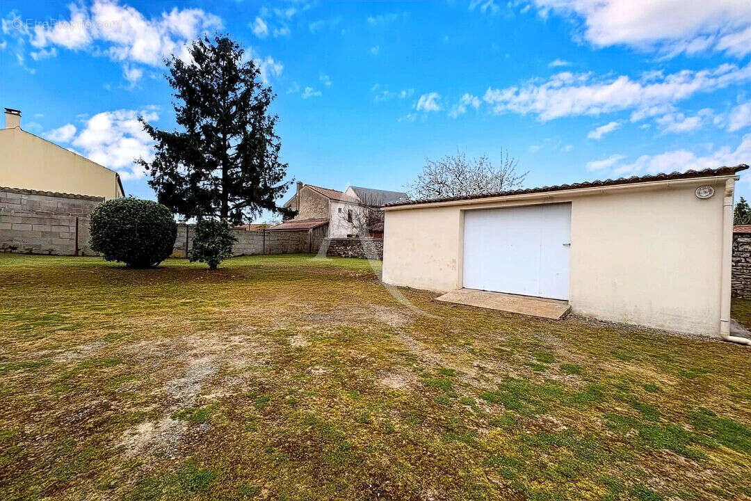 Maison à LE POIRE-SUR-VELLUIRE