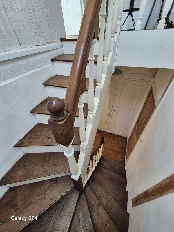 Escalier intérieur avec cachet, desservant l'étage et apportant du caractère à l'ensemble. - Maison à LAVAL