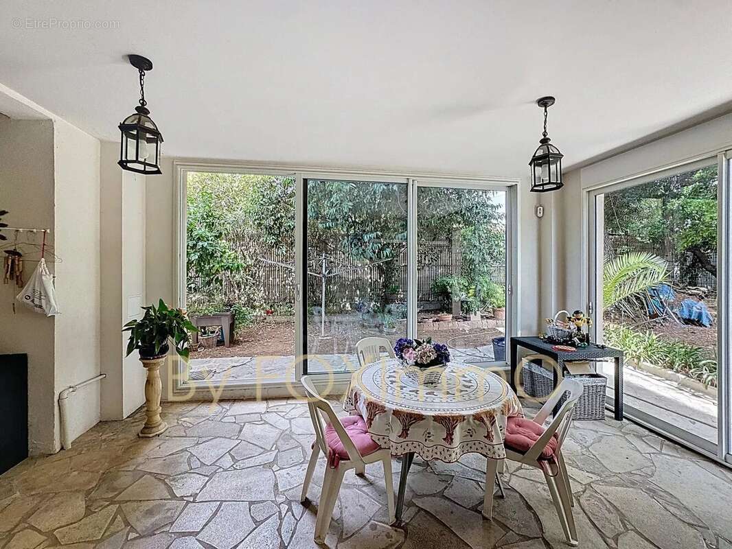 Antibes – Villa apercu mer, beaucoup charme avec potentiel,calme absolu, proche des commodités, jardin plat piscine. - photo 9