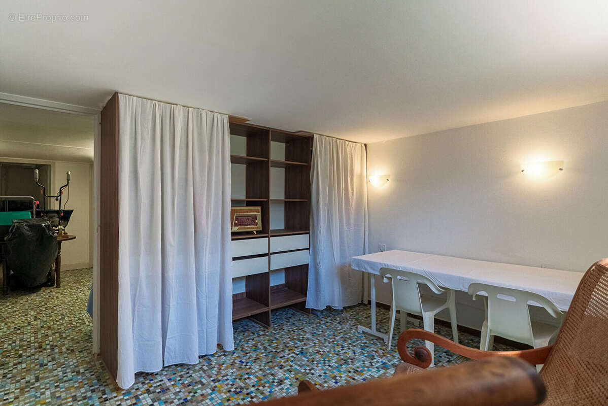 CARCASSONNE - TREBES - Villa T4 184m² (99m²) avec jardin, vaste sous-sol aménagé, garage, puits, PAC - photo 17