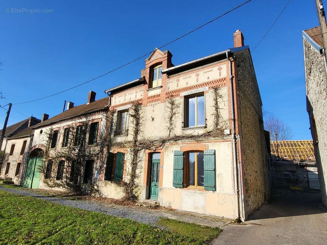 Maison à FROMENTIERES