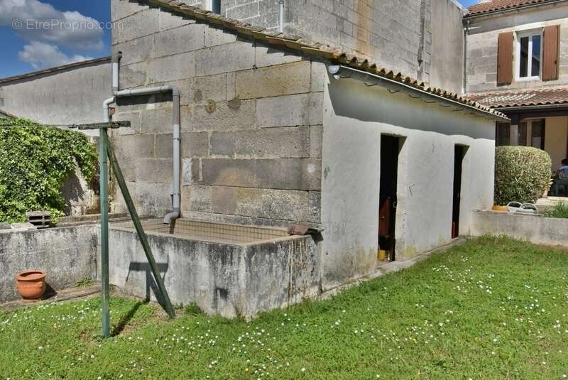 Maison à vendre 6 pièces ANGOULEME (16) maison 3 chambres + Studio et piscine sur terrain de 1150 m2 - photo 4