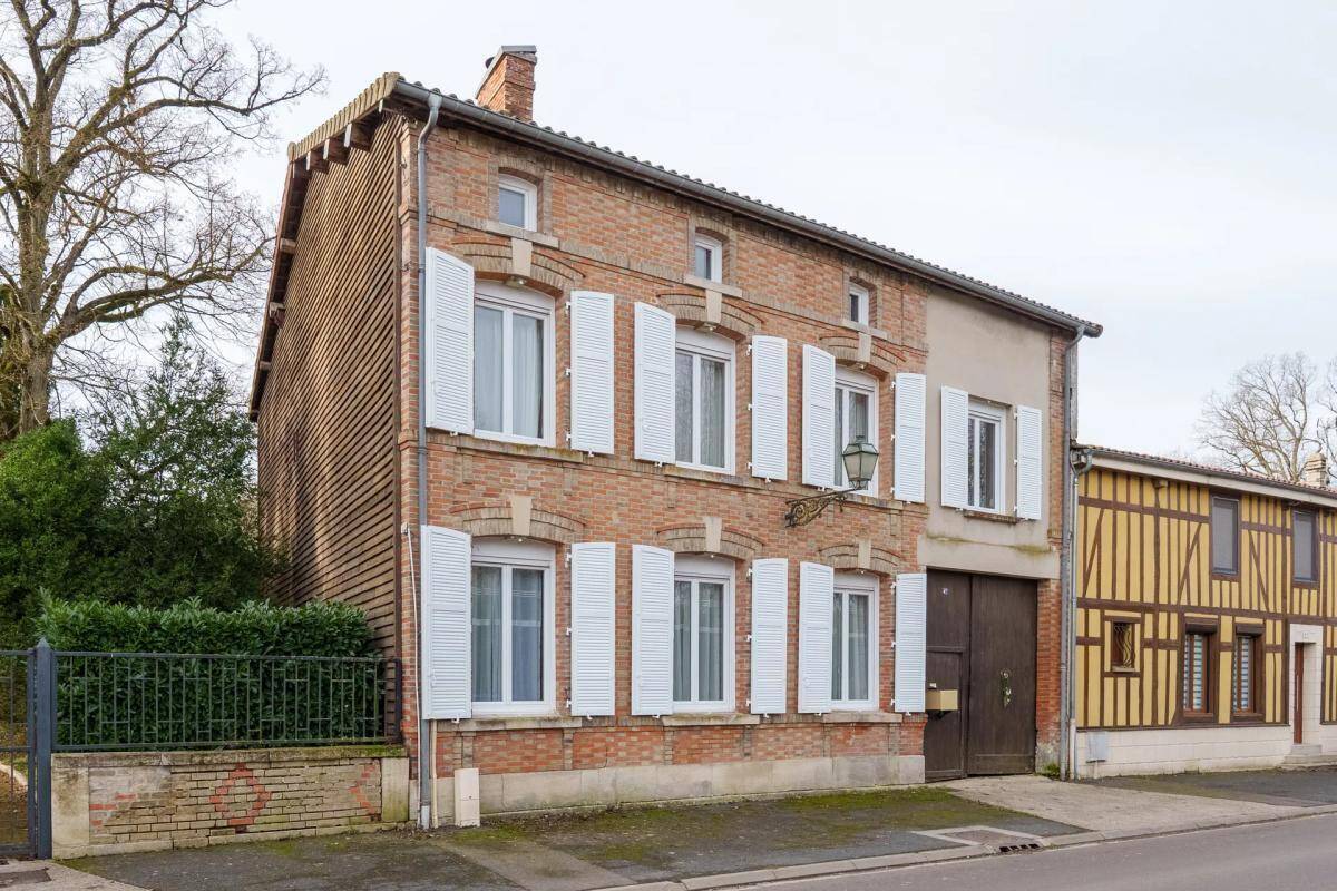 Maison à SAINT-REMY-EN-BOUZEMONT-SAINT-GENEST-ET-ISSON