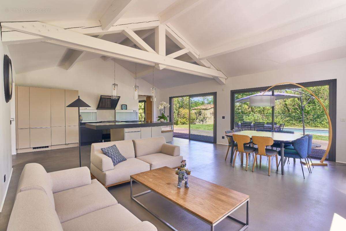 Maison à LE PUY-SAINTE-REPARADE