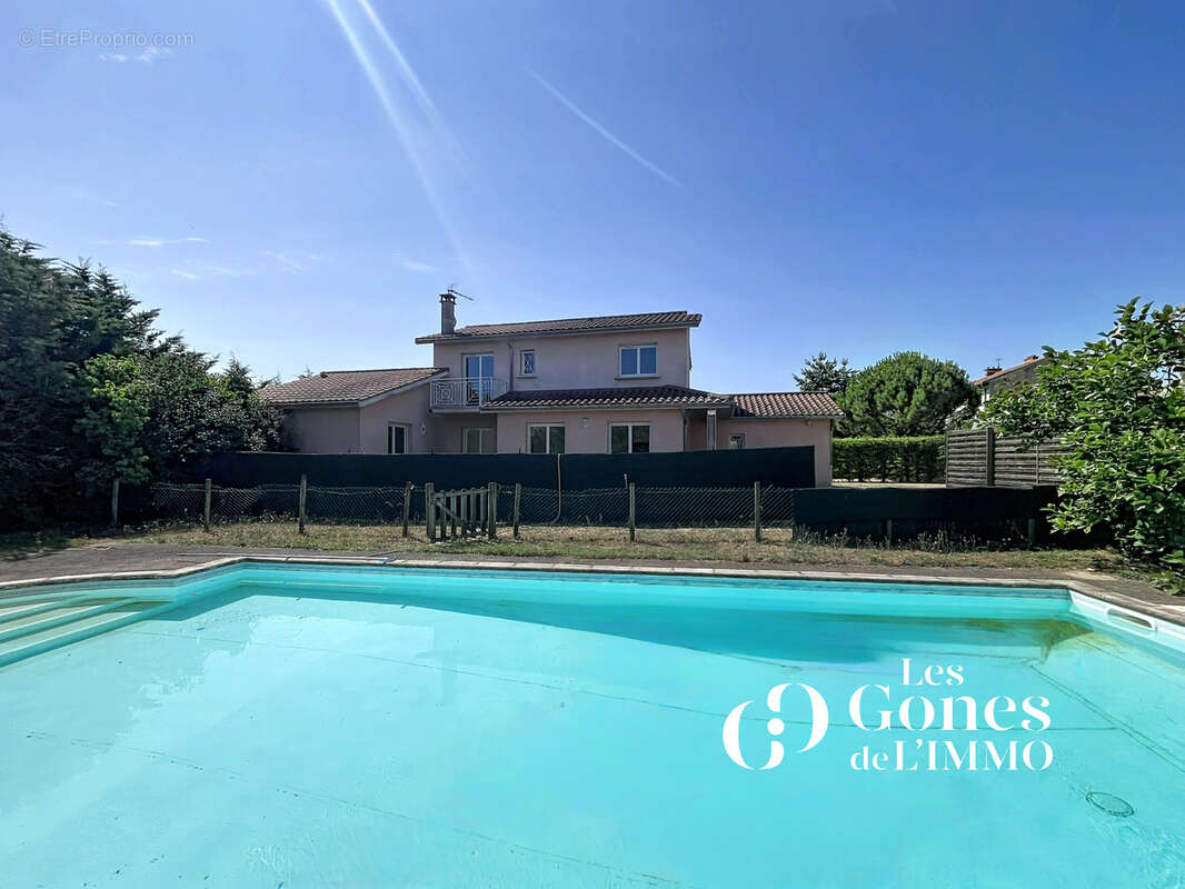 Maison familiale de 130 m2 sur 1 100 m2 de terrain avec piscine à 300 M du centre de Brindas - photo 3