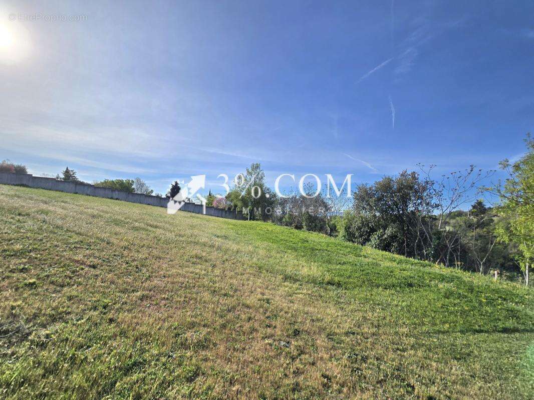 Terrain à CHARMES-SUR-RHONE