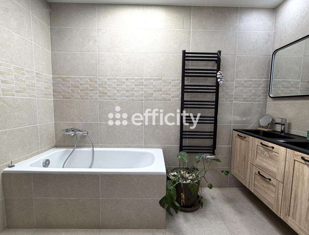 Maison 107 m² à Saint-Etienne-Des-Oullieres  - photo 9