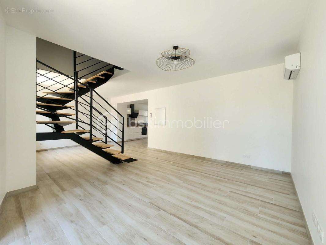 Maison de village T5 de 130 m² – Rénovation intégrale (DPE A) – Extérieur sans vis-à-vis et stationnements privatifs - photo 6