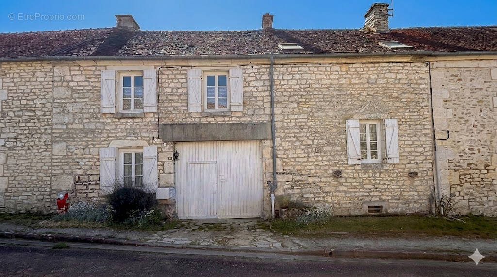 Maison à YROUERRE