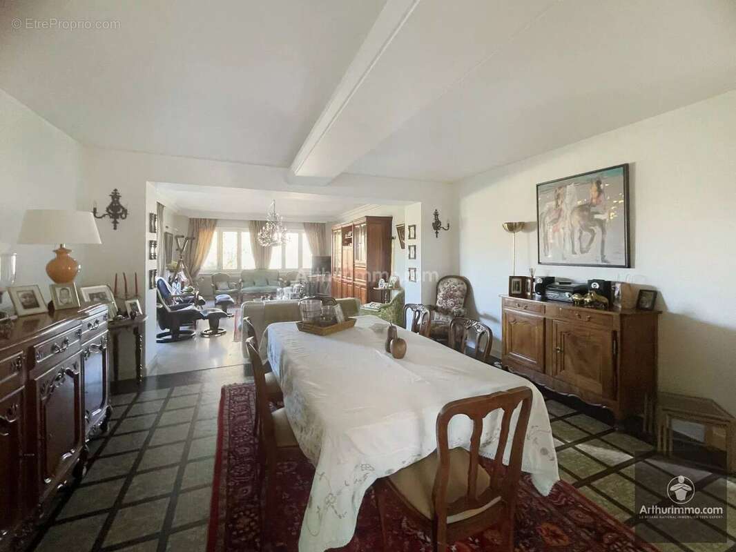 Commerce à LE COTEAU