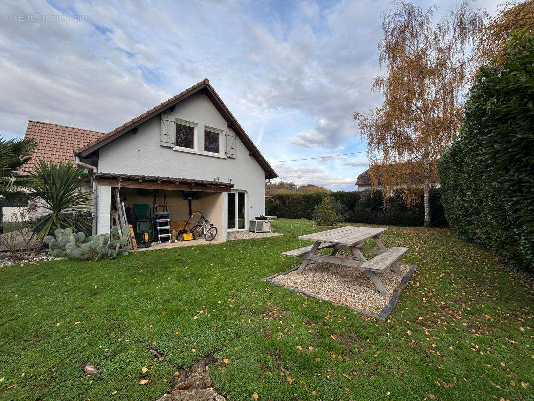 Maison à VEZERONCE-CURTIN