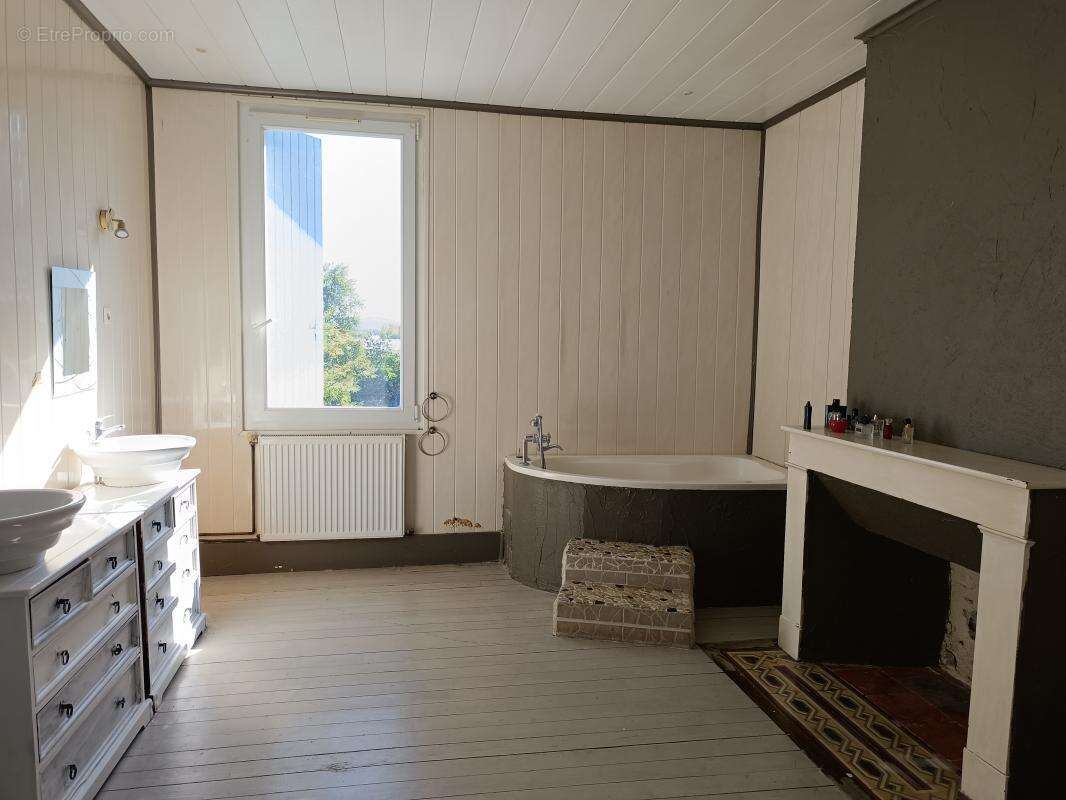 Maison à SAINT-HILAIRE-DE-LUSIGNAN