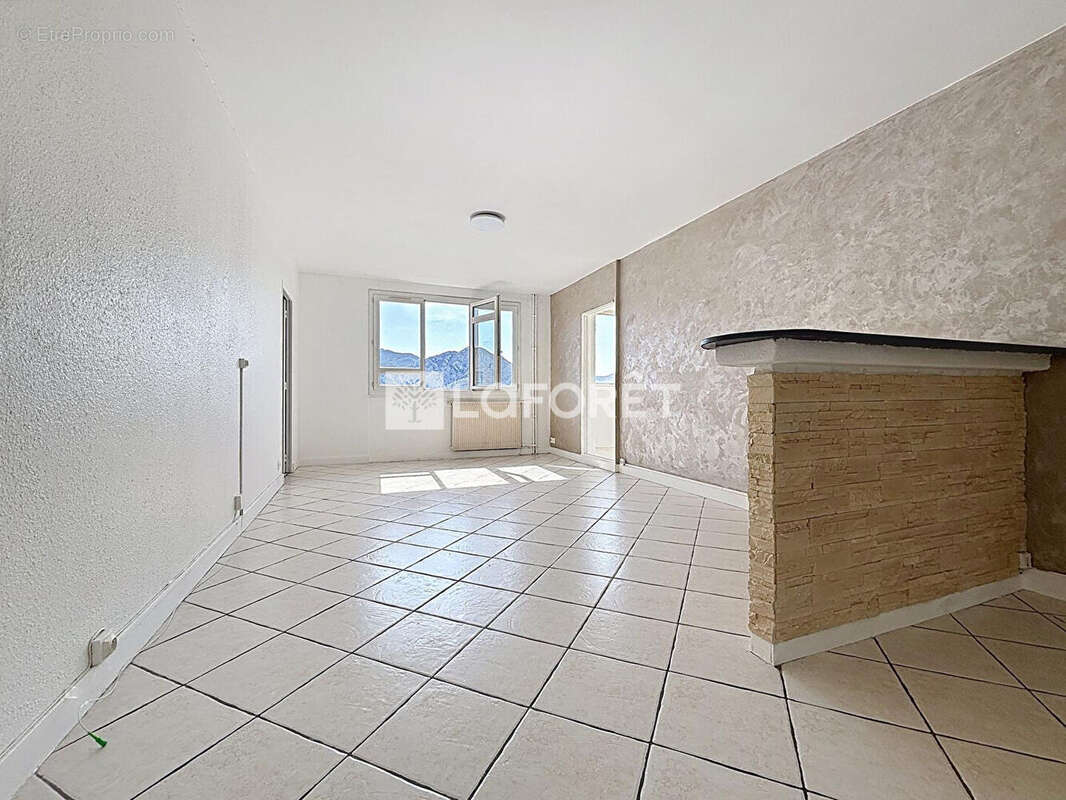 T3 76 m² lumineux - étage élevé avec ascenseur - Piscine- vue dégagée - Marseille 10e - photo 2