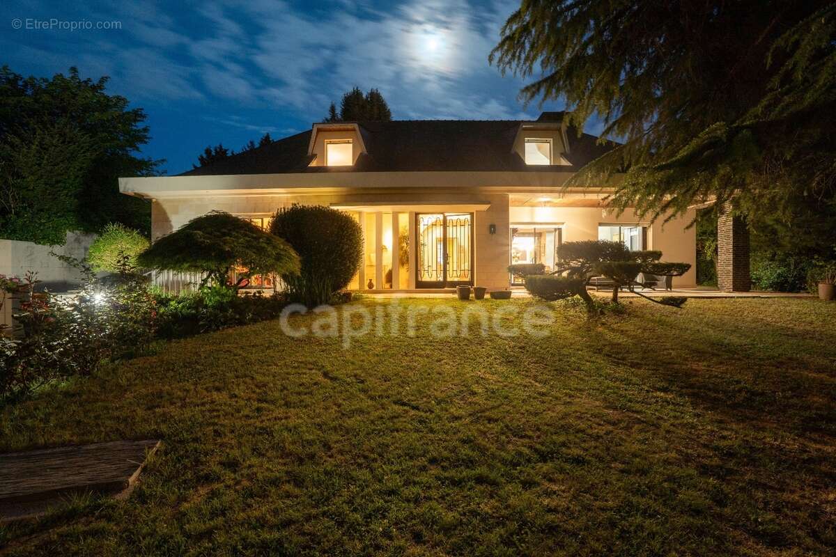 Propriete d'exception à vendre à SAUMUR (49400)  Panorama d'exception sur le château et la Loire - 328m² - 2278m²-piscine - photo 8
