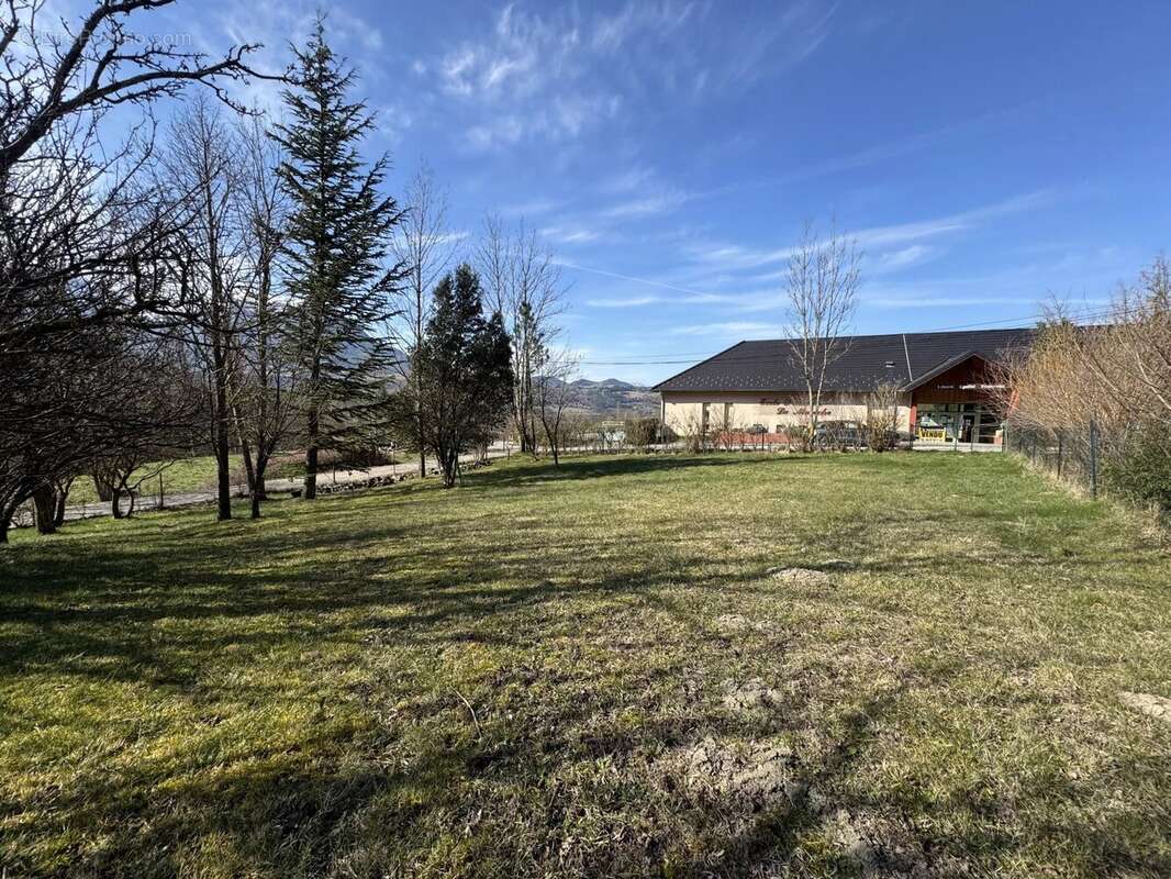 Terrain à LA SALLE-EN-BEAUMONT