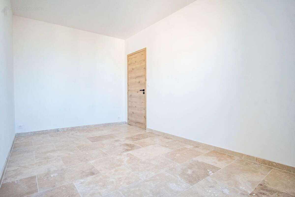 Appartement à POURRIERES