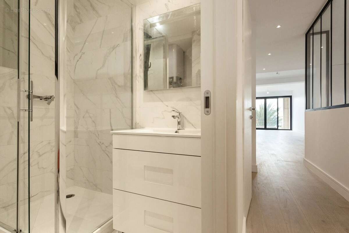 Salle de bains Parquet - Appartement à NICE