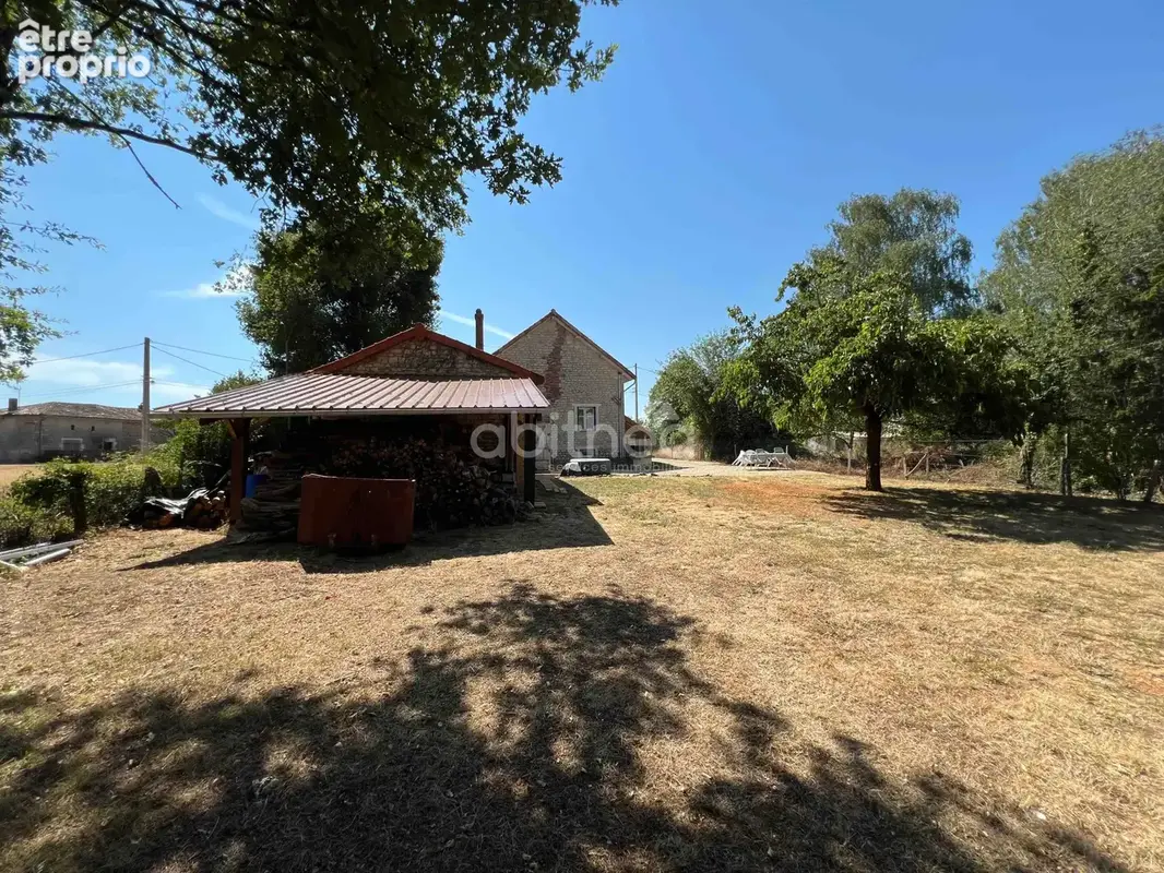 Maison atypique avec dépendances et grand terrain   Chassiecq (16350) - photo 17