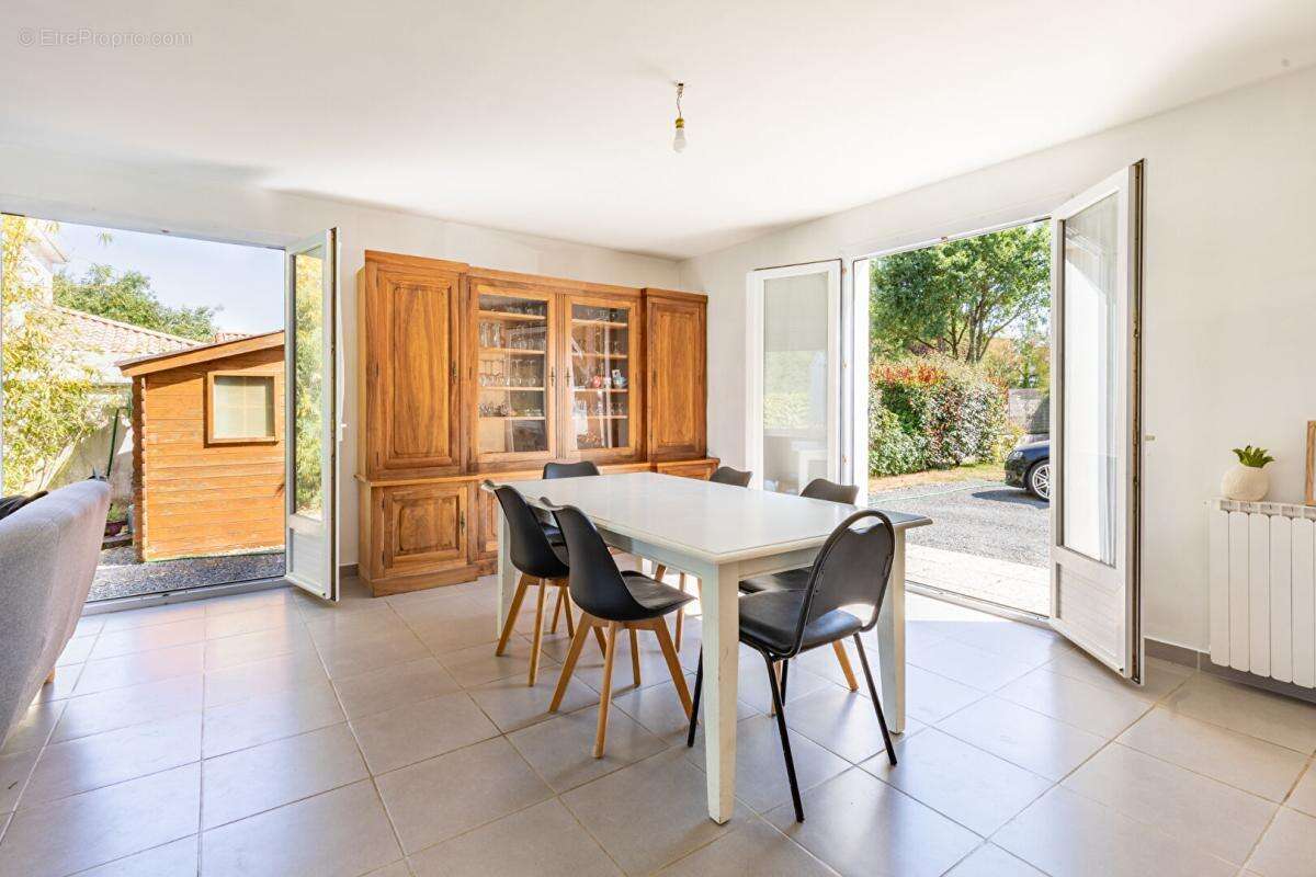 Maison Cugand 5 P . 4 Chs . 121.69 M² . T 1276 M² . Piscine avec abri . Garages . Terrasse - photo 6