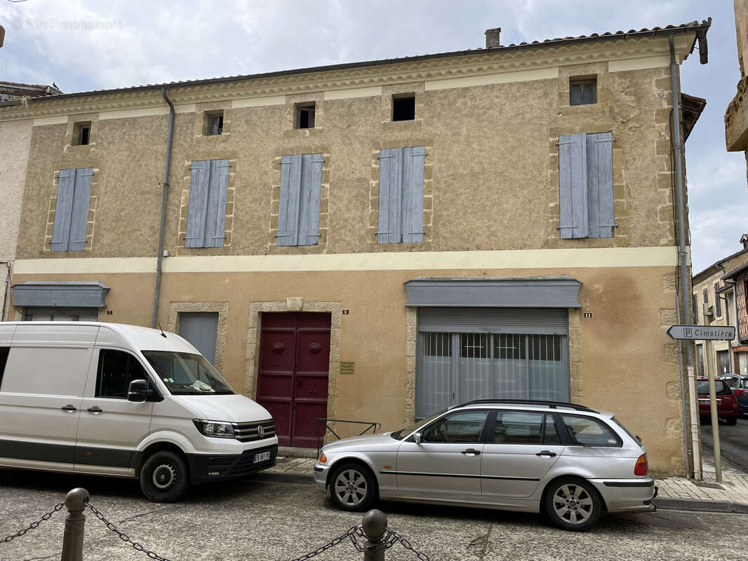 Immeuble avec cabinet loué, appartement à restaurer et cour intérieur sympa - photo 7