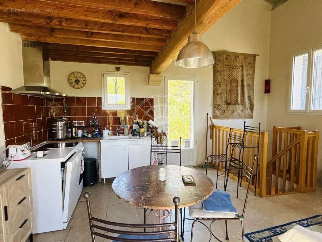 Fontaine-de-Vaucluse, maison atypique de 65 m² avec vue imprenable sur le château et les Monts de Vaucluse - photo 10