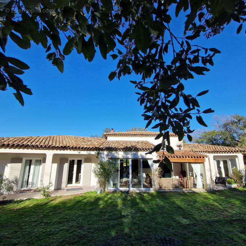 Golfe de St-Tropez villa récente 205 m2 8 pièces, 5 chambres dont 3 de plain-pied... - photo 14