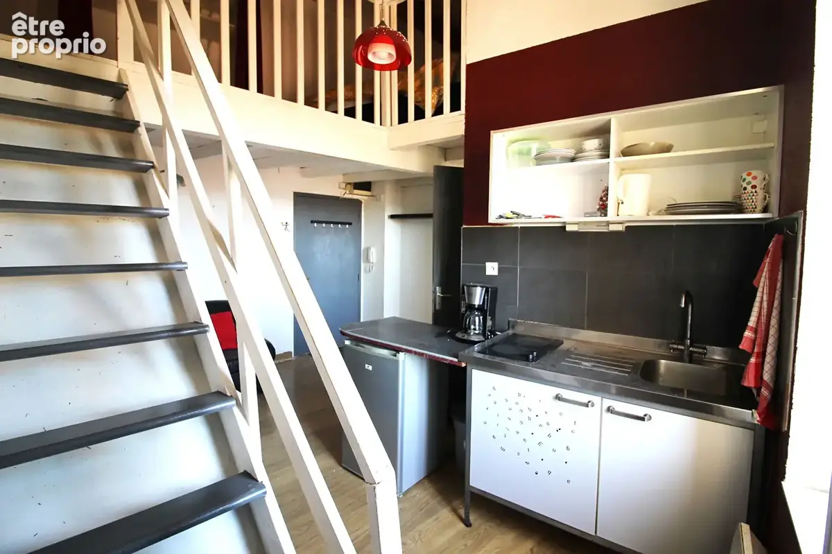 NIMES CENTRE VILLE Studio avec mezzanine de 22.34 m2 LC au 2ème et dernier étage. Copro soignée. - photo 5