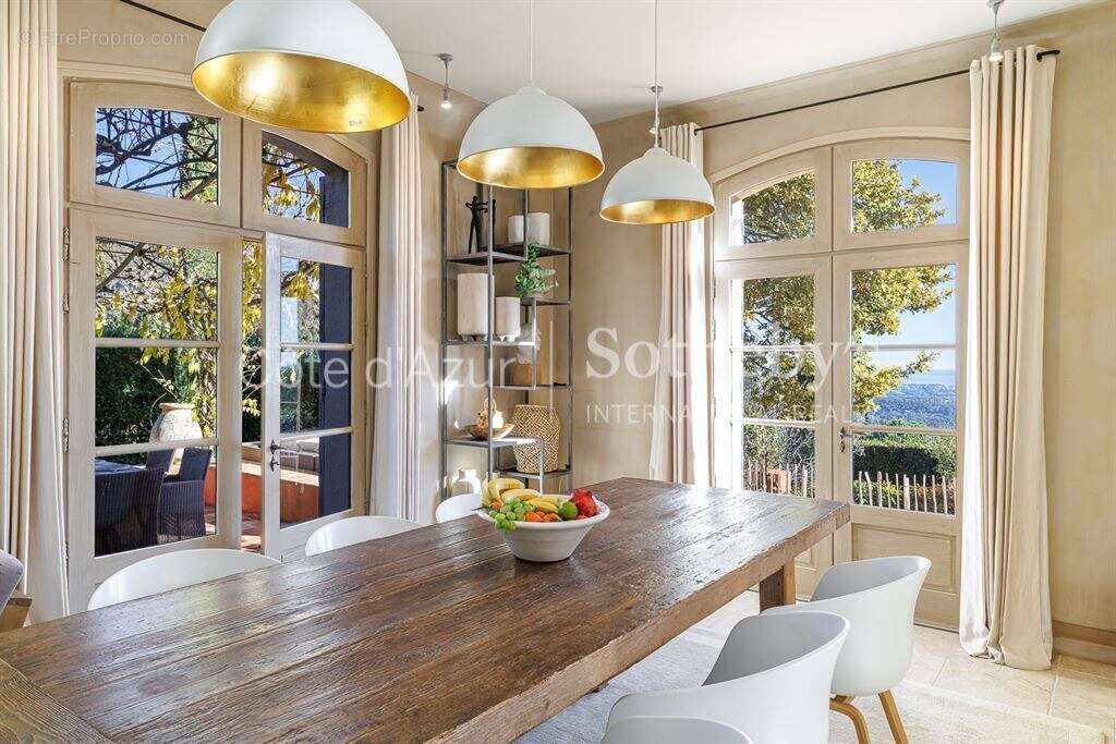 Vence bastide néo provençale avec vue mer, piscine chauffée et jardin paysager de 4 300 m² - photo 12